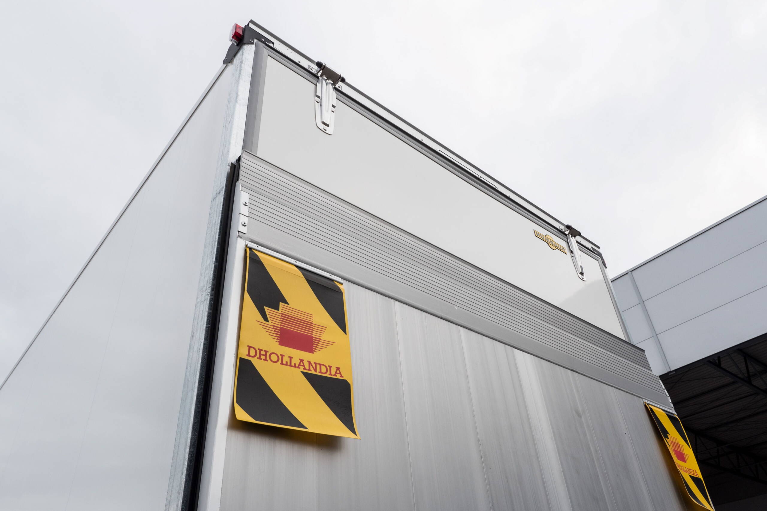 humbaur-hk_3542222_klappe_oben-beat_aebi.jpg Humbaur Hebebühnenanhänger