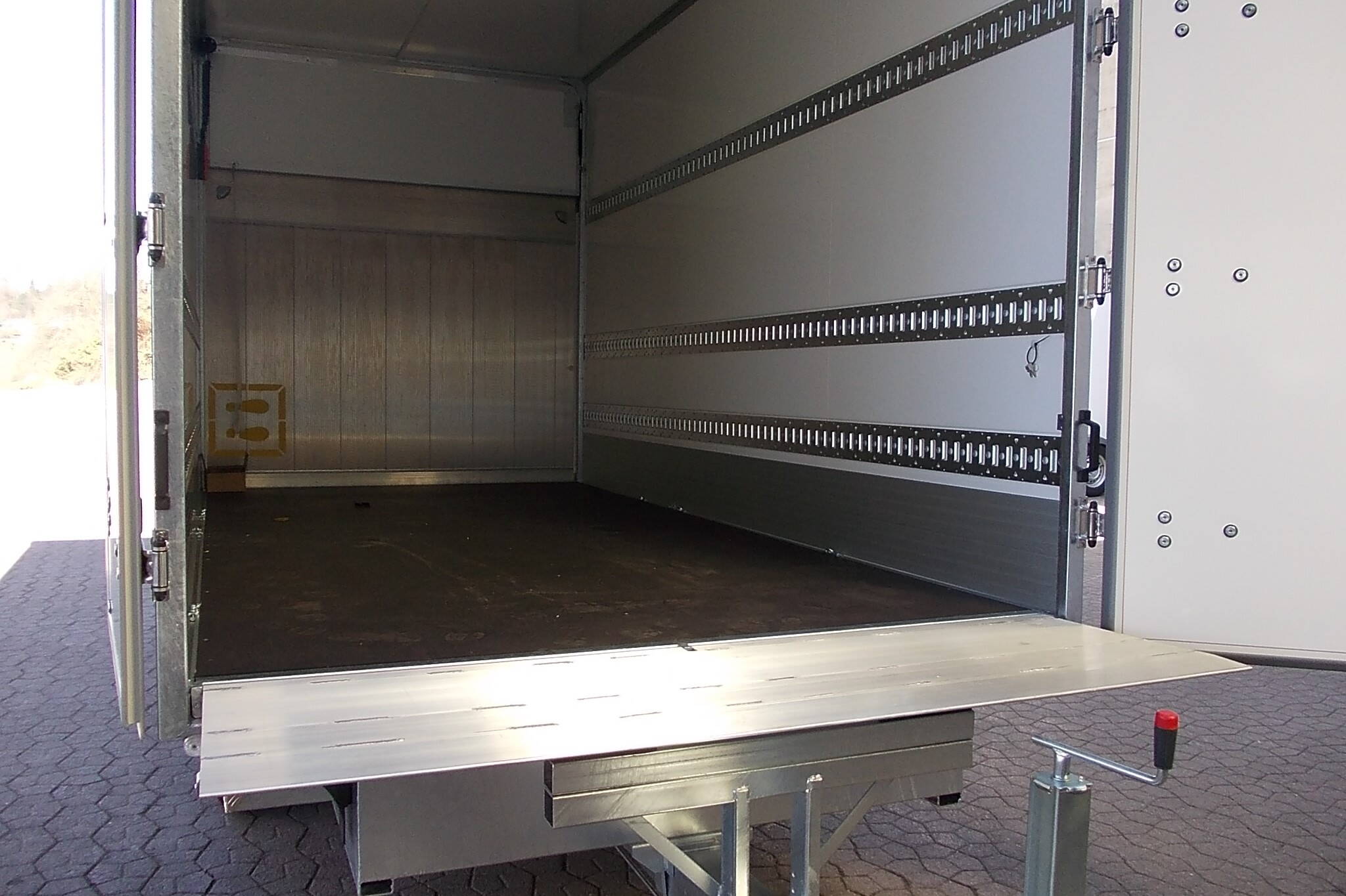 humbaur-hk_354222_vorne_offen_durchlader-beat_aebi.jpg Humbaur Hebebühnenanhänger